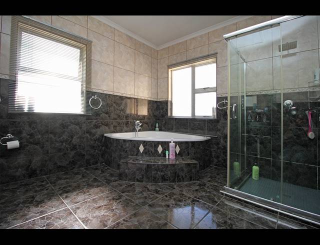 5 BEDROOM HOUSE FOR SALE IN BLOUBOSRAND